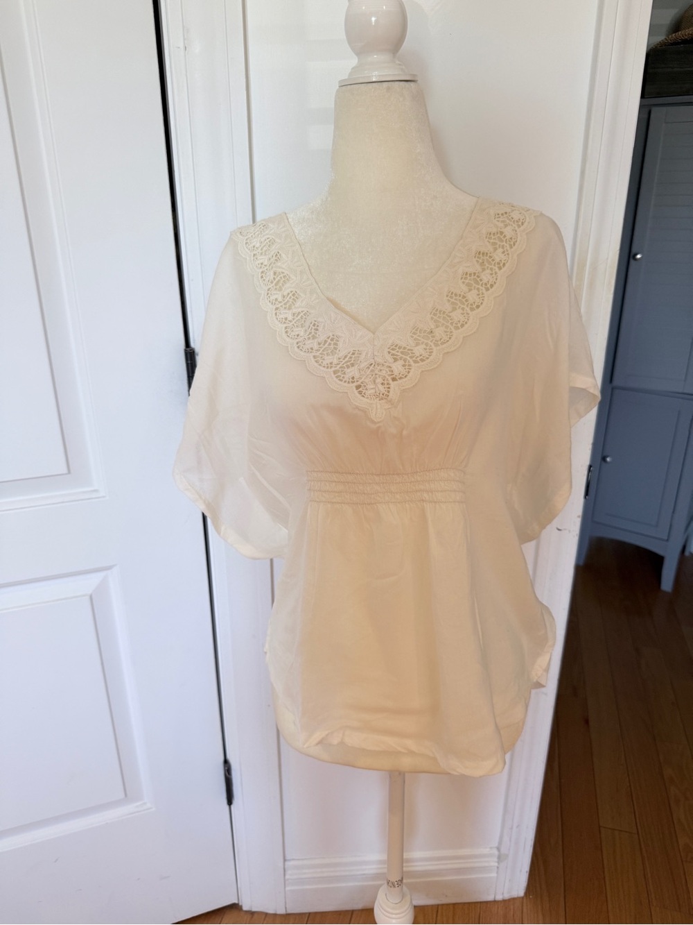 American Eagle Outfitters Cream V-Neck Lace Trim Tunic